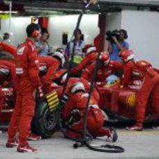 Cambio de neumáticos para Fernando Alonso en Sepang