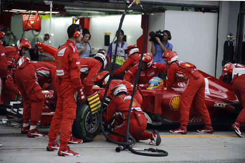 Cambio de neumáticos para Fernando Alonso en Sepang