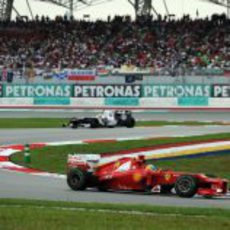 Sergio Pérez se acerca a Fernando Alonso en la carrera de Malasia
