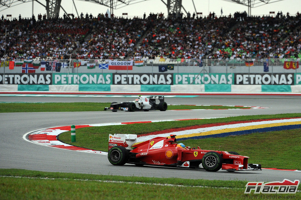 Sergio Pérez se acerca a Fernando Alonso en la carrera de Malasia