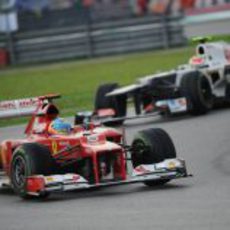 Fernando Alonso y Sergio Pérez luchan en el GP de Malasia 2012