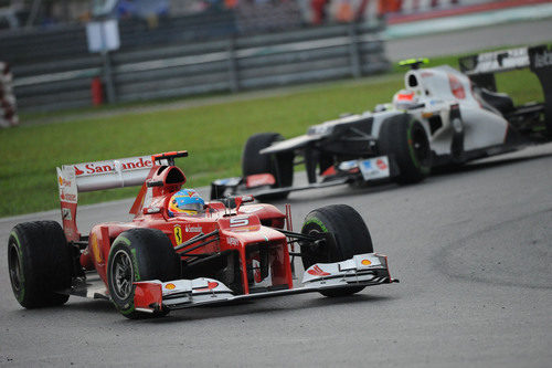 Fernando Alonso y Sergio Pérez luchan en el GP de Malasia 2012