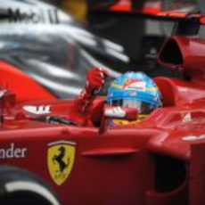 Fernando Alonso celebra la victoria desde su Ferrari