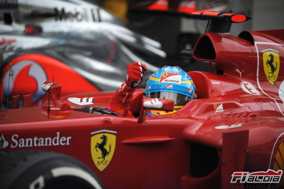 Fernando Alonso celebra la victoria desde su Ferrari