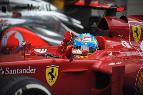 Fernando Alonso celebra la victoria desde su Ferrari