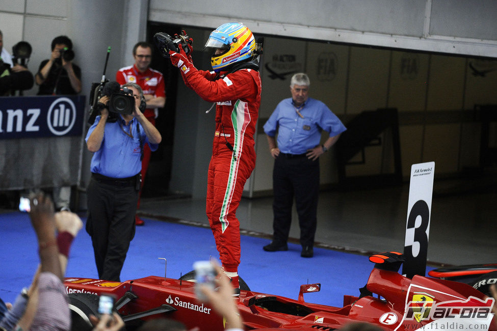 Alonso se sube encima del Ferrari para celebrar su victoria en Malasia