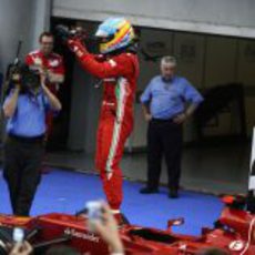 Alonso se sube encima del Ferrari para celebrar su victoria en Malasia