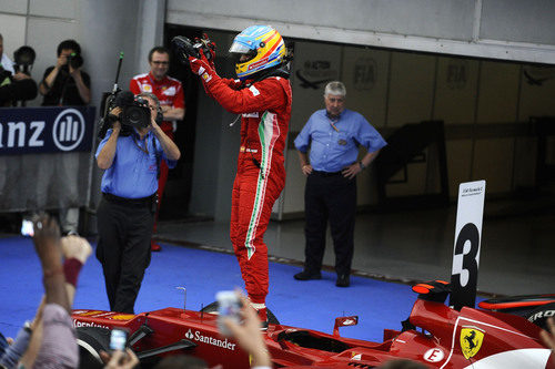 Alonso se sube encima del Ferrari para celebrar su victoria en Malasia