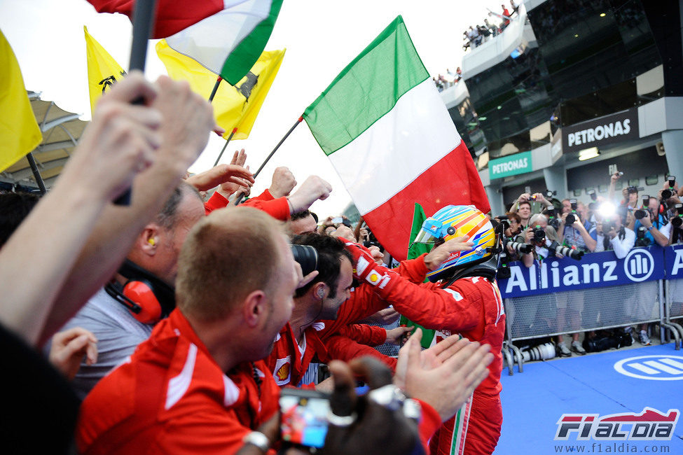 Fernando Alonso celebra la victoria de Malasia con su equipo