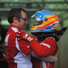 Stefano Domenicali y Fernando Alonso se abrazan en el GP de Malasia 2012