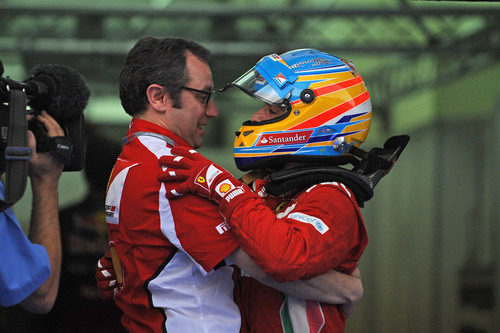 Stefano Domenicali y Fernando Alonso se abrazan en el GP de Malasia 2012