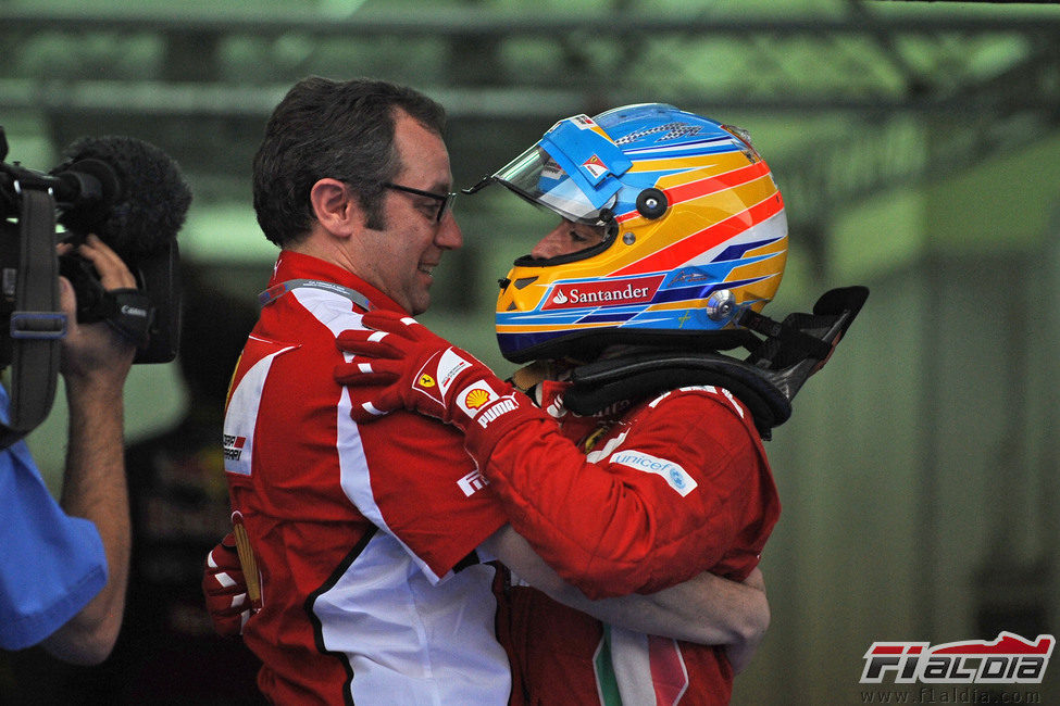 Stefano Domenicali y Fernando Alonso se abrazan en el GP de Malasia 2012