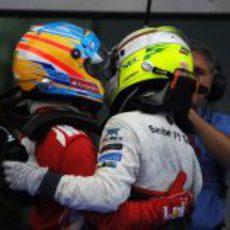 Alonso y Pérez se abrazan por su carrera en Malasia