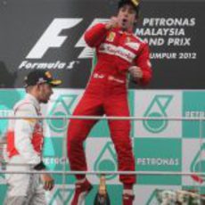 Fernando Alonso salta en el podio del GP de Malasia 2012