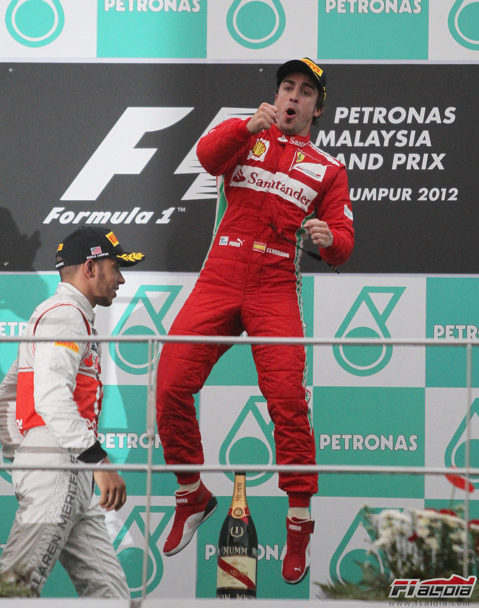 Fernando Alonso salta en el podio del GP de Malasia 2012