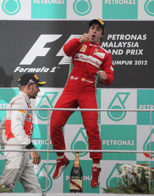 Fernando Alonso salta en el podio del GP de Malasia 2012