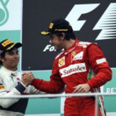 Sergio Pérez y Fernando Alonso se felicitan en el podio del GP de Malasia 2012