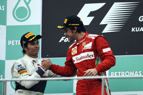 Sergio Pérez y Fernando Alonso se felicitan en el podio del GP de Malasia 2012