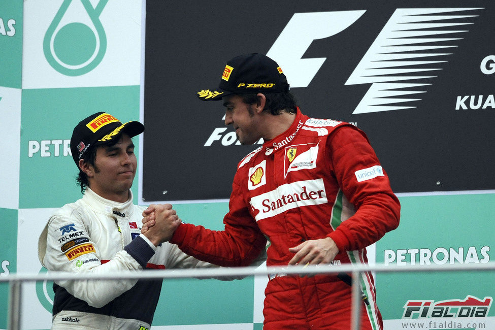 Sergio Pérez y Fernando Alonso se felicitan en el podio del GP de Malasia 2012