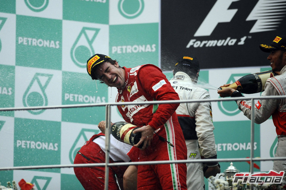 Empapan a Fernando Alonso en el podio de Sepang