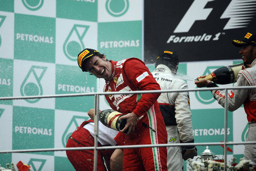 Empapan a Fernando Alonso en el podio de Sepang