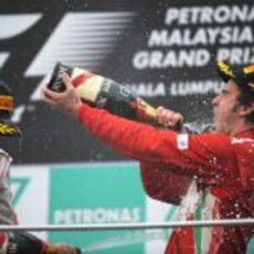 Fernando Alonso bebe champán en el podio de Malasia 2012