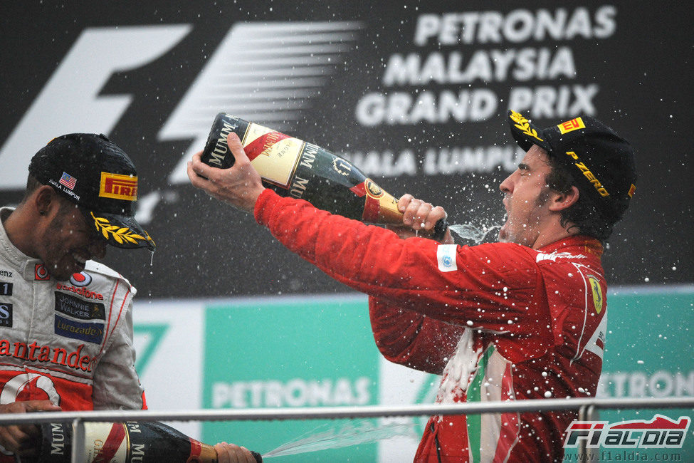 Fernando Alonso bebe champán en el podio de Malasia 2012