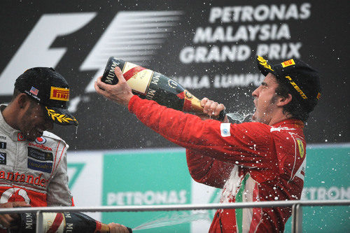 Fernando Alonso bebe champán en el podio de Malasia 2012