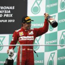 Fernando Alonso en el podio de Sepang