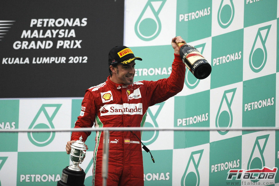 Fernando Alonso en el podio de Sepang