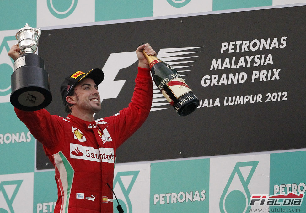 Alonso levanta su trofeo en el GP de Malasia 2012