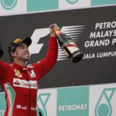 Alonso levanta su trofeo en el GP de Malasia 2012