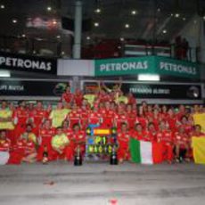 Todo el equipo Ferrari celebra un fin de semana "mágico" en Sepang