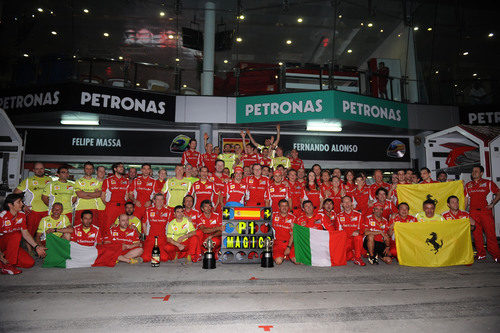 Todo el equipo Ferrari celebra un fin de semana "mágico" en Sepang