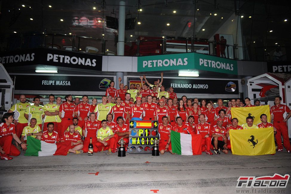 Todo el equipo Ferrari celebra un fin de semana "mágico" en Sepang