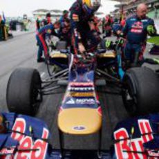 Jean-Eric Vergne se sube al STR7 para comenzar la carrera