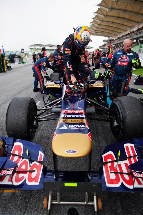 Jean-Eric Vergne se sube al STR7 para comenzar la carrera