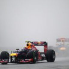 Mark Webber sobre el asfalto mojado de Sepang