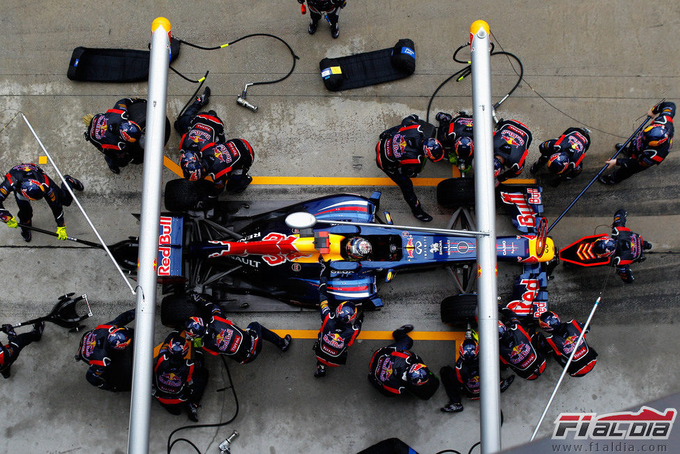 Sebastian Vettel realiza un 'pit stop' en Sepang