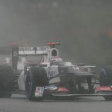 Kamui Kobayashi rueda sobre el asfalto mojado de Sepang