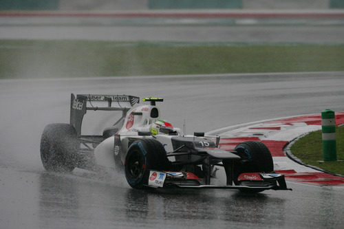 Sergio Pérez sale de una curva en el trazado de Sepang