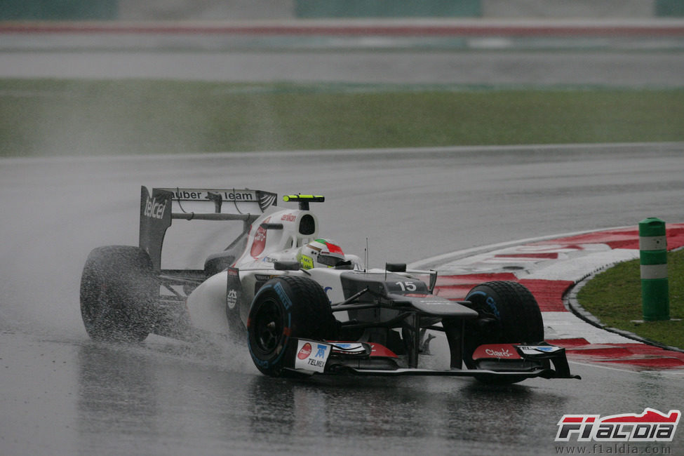 Sergio Pérez sale de una curva en el trazado de Sepang