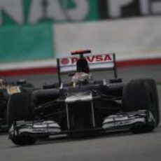 Pastor Maldonado sale de una curva en Sepang