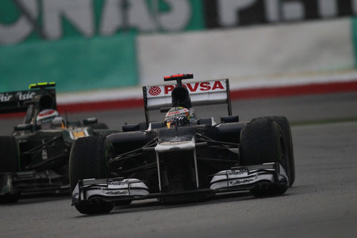 Pastor Maldonado sale de una curva en Sepang