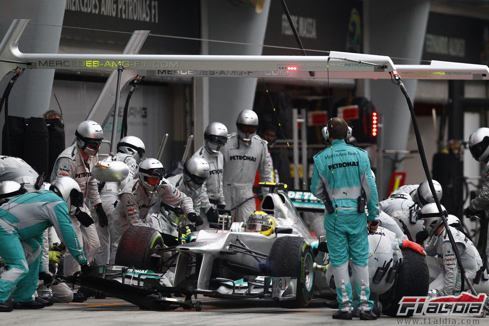 Nico Rosberg realiza una parada en Sepang