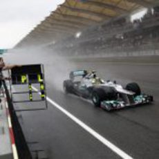 Nico Rosberg pasa por la recta principal en Sepang