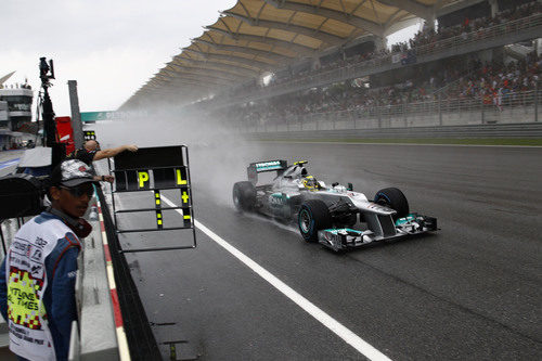 Nico Rosberg pasa por la recta principal en Sepang