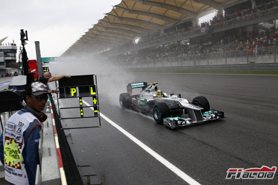 Nico Rosberg pasa por la recta principal en Sepang