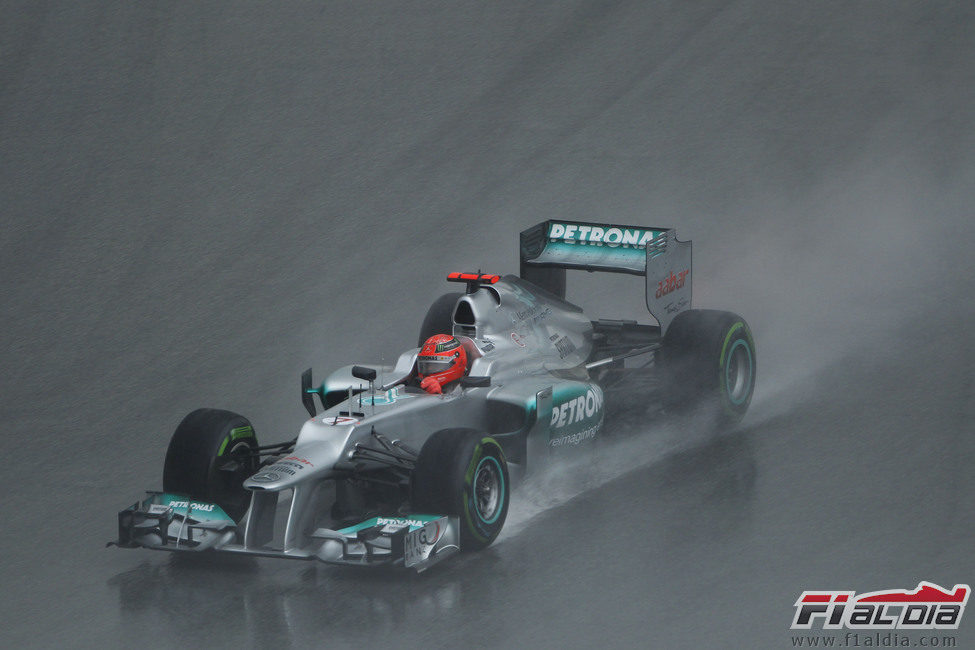 Michael Schumacher aprieta al máximo su W03 en Sepang