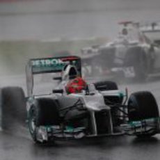 Michael Schumacher sale de una curva en el trazado de Sepang